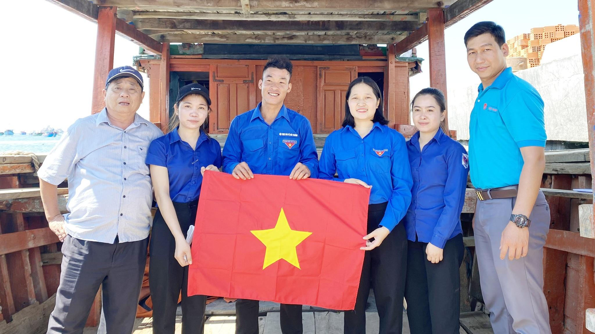 Bình Định: Sinh viên Lào tham gia chiến dịch Mùa hè xanh tại xã đảo Nhơn Châu - ảnh 1