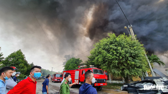 Cháy lớn tại nhà máy sản xuất đồ gỗ giả mây ở TP Quy Nhơn - Ảnh 3.