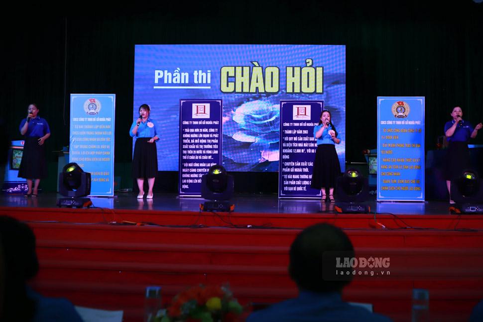 Cán bộ CĐCS tham gia phần thi chào hỏi. Ảnh: Hoài Phương