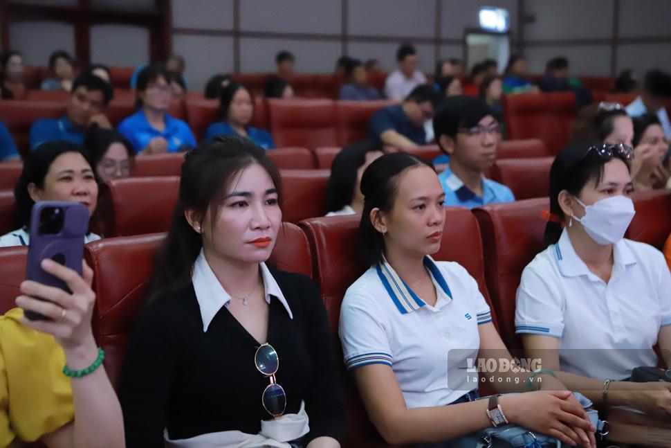 Đoàn viên, người lao động tham gia cổ vũ các thí sinh. Ảnh: Hoài Phương