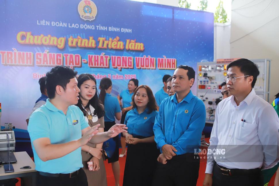 Ông Hà Duy Trung - Chủ tịch LĐLĐ tỉnh Bình Định cùng các đại biểu tham quan triển lãm. Ảnh: Hoài Phương