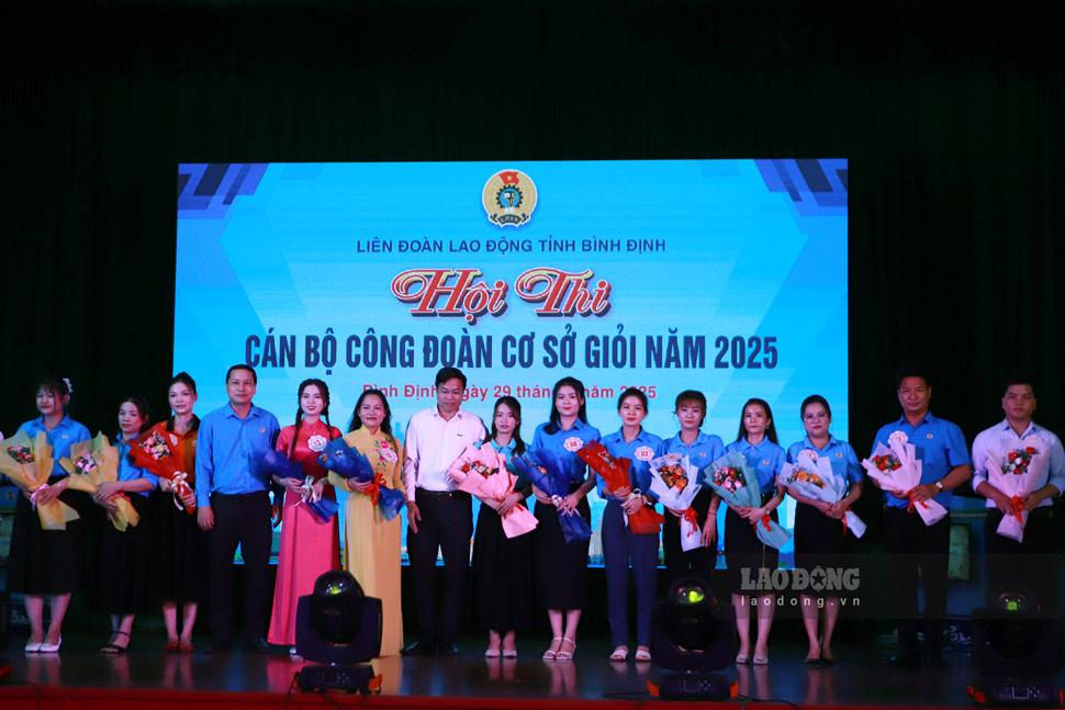 Lãnh đạo LĐLĐ tỉnh và Ban Tuyên giáo và Dân vận Tỉnh ủy tặng hoa cho thí sinh tham gia hội thi. Ảnh: Hoài Phương