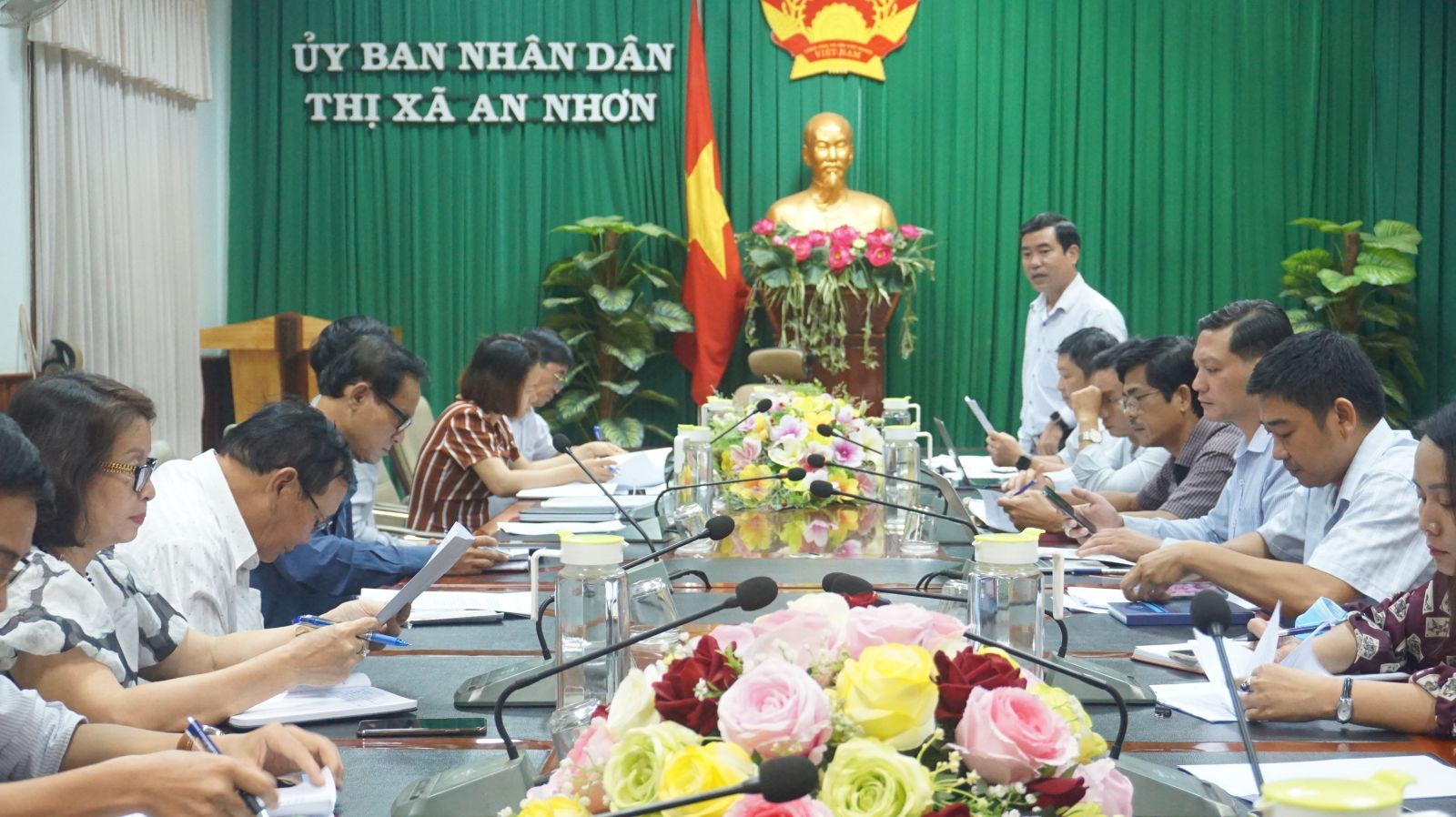 Phó Giám đốc Sở KH&CN Nguyễn Hữu Hà đánh giá cao nỗ lực của TX An Nhơn trong việc thúc đẩy Trung tâm điều hành đô thị thông minh của thị xã. Ảnh: HH