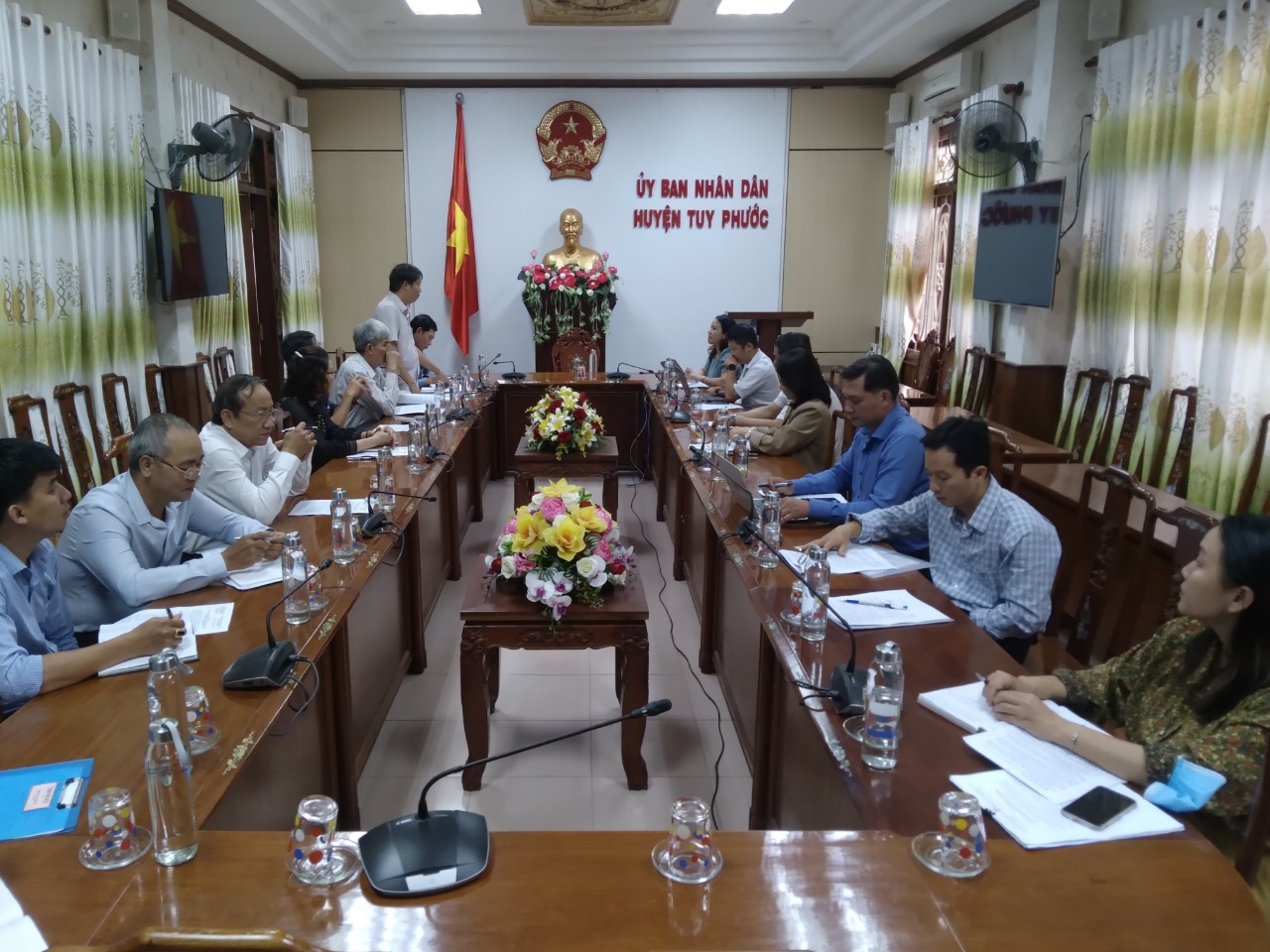 Đại diện UBND huyện Tuy Phước báo cáo kết quả hoạt động KH&CN năm 2022 với đoàn công tác Sở KH&CN Bình Định. Ảnh: Trần Thành
