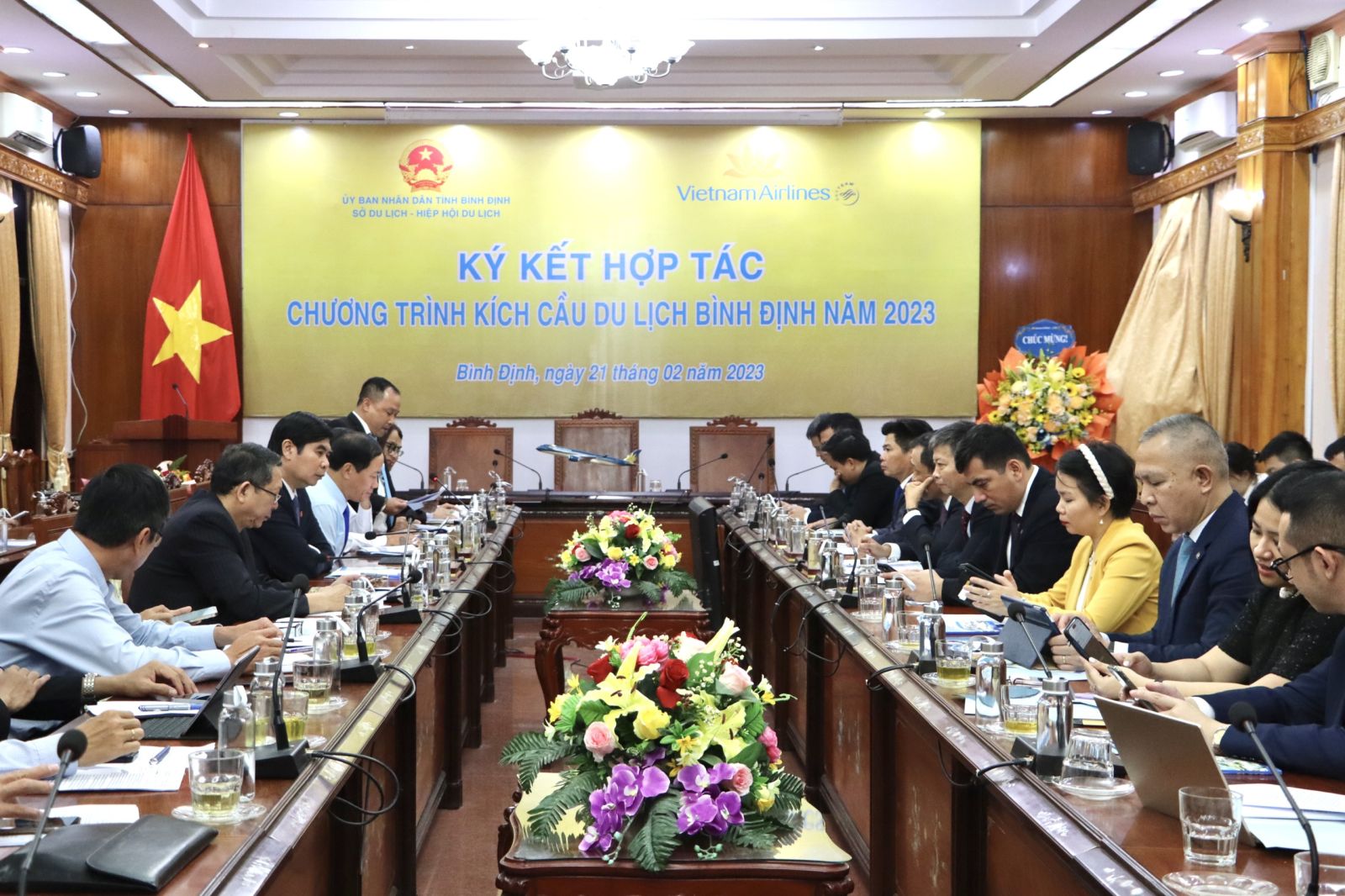 Tỉnh Bình Định và Vietnam Airlines hợp tác kích cầu du lịch